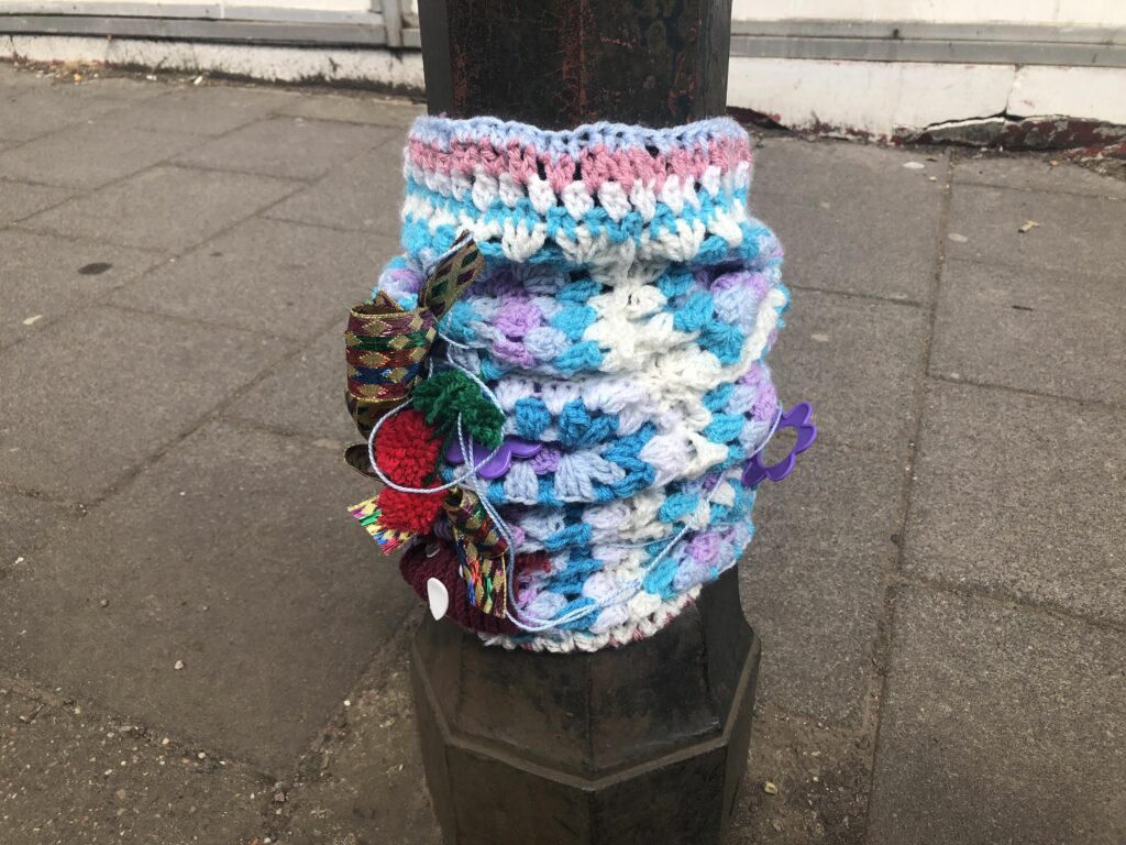 Pom pom on lamp post